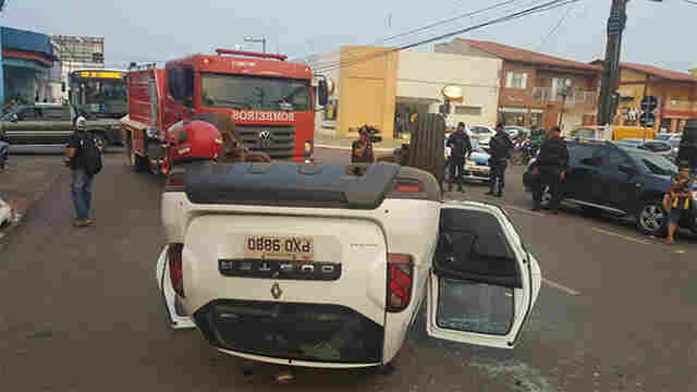 Mulher fica ferida em acidente com capotamento em Porto Velho