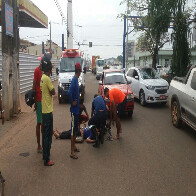 Mulher cai de moto ao tentar ultrapassar ciclista em Porto Velho