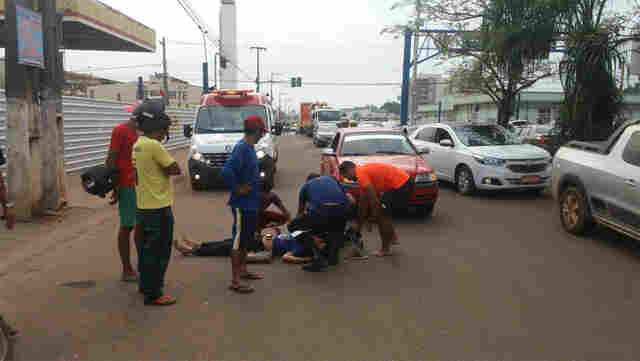 Mulher cai de moto ao tentar ultrapassar ciclista em Porto Velho