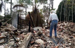 Cenário de destruição na fazenda invadida pela LCP