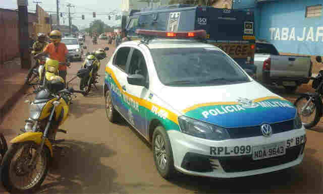 Dupla é presa momentos após assaltar comércio