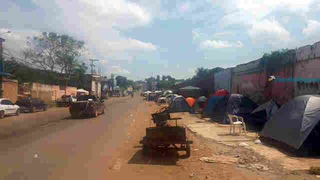 Minha Casa Minha Vida: Dezenas de pessoas acampam em calçada desde sábado