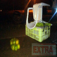 Feirante morre atropelado após parar em via para juntar frutas