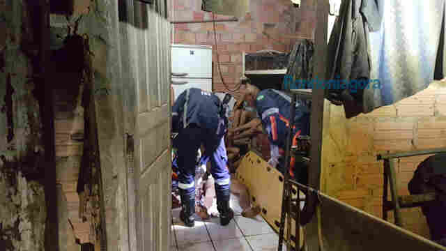 Adolescente criminoso é atingido com tiro durante assalto