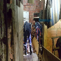 Adolescente criminoso é atingido com tiro durante assalto