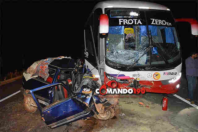 Motorista morre ao colidir de frente com ônibus na BR-364