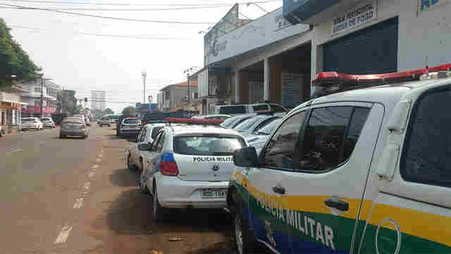 Moradores reclamam de veículos estacionados em calçada de oficina