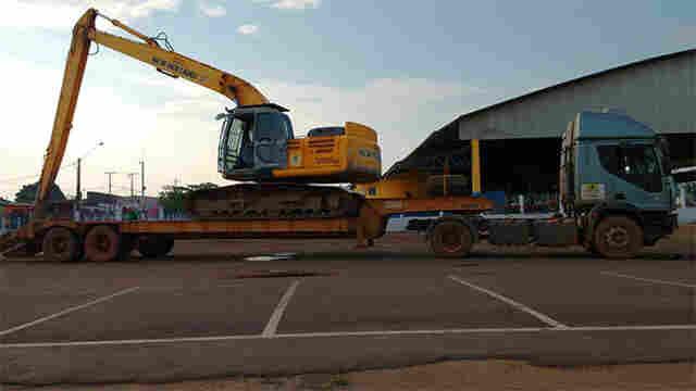 Máquina parada no Cai nÁgua é retirada pela Prefeitura