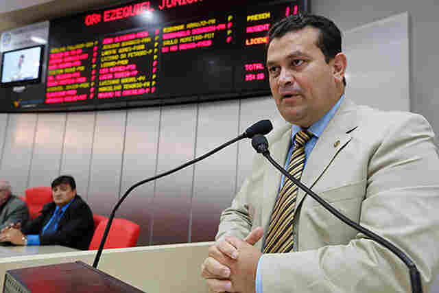 Ezequiel Júnior propõe lei que beneficia portadores de microcefalia