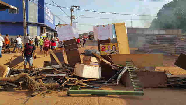 Moradores bloqueiam várias ruas da Zona Leste de Porto Velho