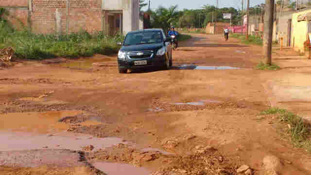 Moradores e motoristas da Rua Piratininga reclamam de descaso