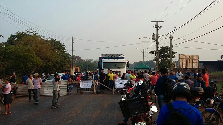 Moradores protestam contra garimpo e fecham a ponte sobre o Rio Madeira