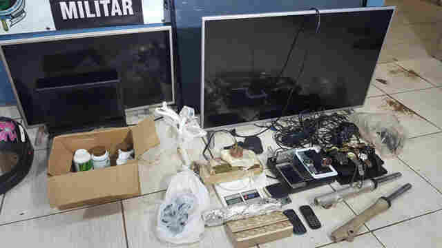 Após receber denúncia, PM prende quatro jovens por tráfico e roubo