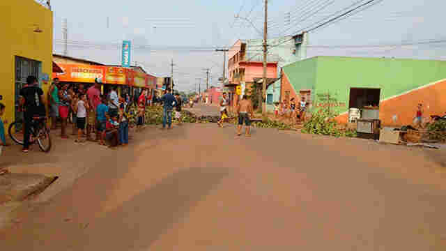 População protesta por mais de 24 horas sem energia elétrica na Zona Leste