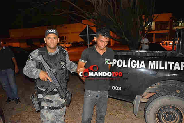 Homem é flagrado pela polícia assaltando farmácia e é preso