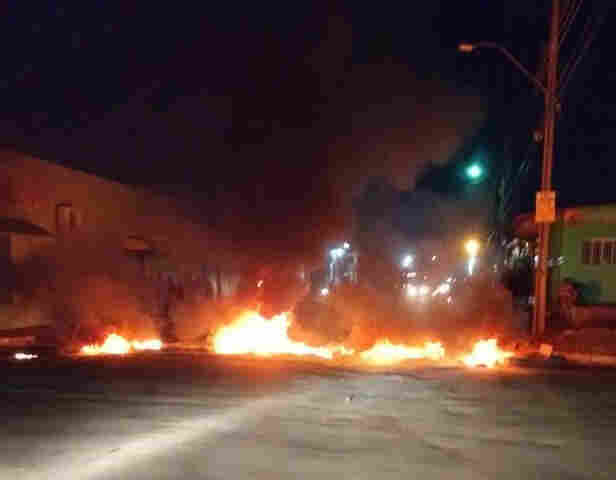 Vídeo: Protestos seguem em vários bairros sem energia em Porto Velho