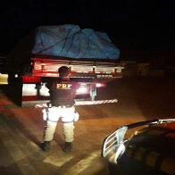 Motorista é flagrado transportando madeira com a documentação vencida