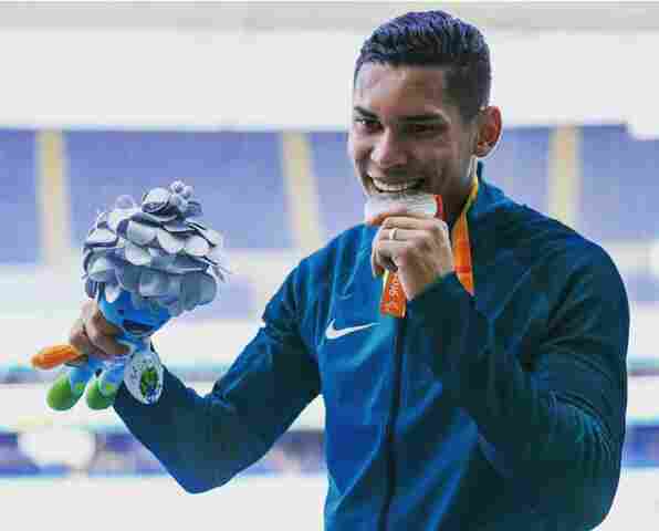 Mateus Evangelista voa e ganha medalha de prata do salto em distância