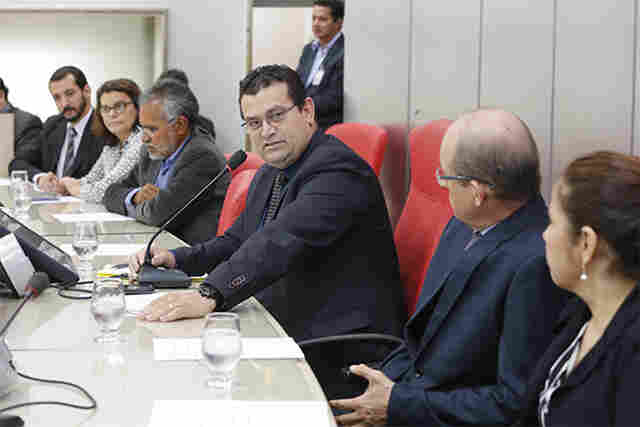 Sessão solene entrega medalha do Mérito Legislativo a Giocondo Vale