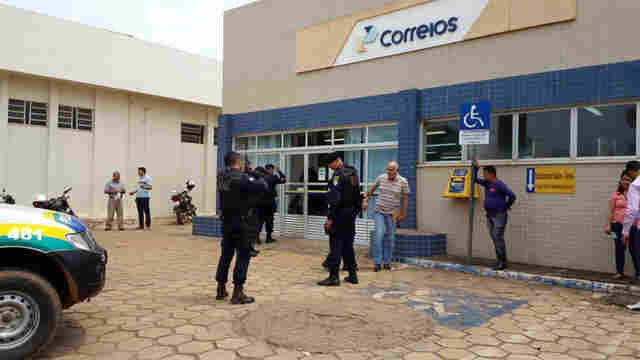 Bandidos invadem Correios e trocam tiros com vigilante