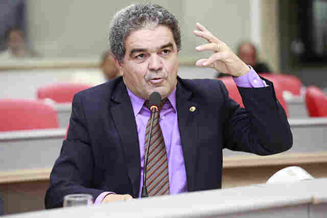 Aélcio da TV indica necessidade de pavimentação em ruas da capital