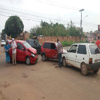 Colisão com três automóveis deixa um ferido e idosa com dores no peito