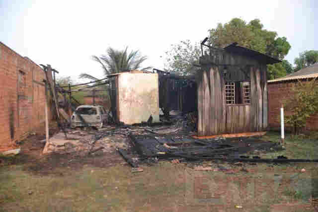 Incêndio destroi casa e carro de cadeirante em Vilhena