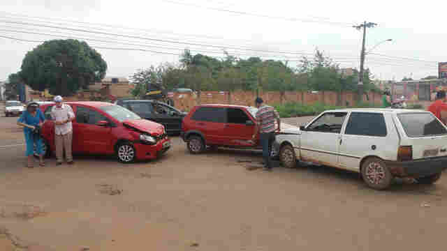 Colisão com três automóveis deixa um ferido e idosa com dores no peito