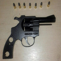 Dupla é presa com arma carregada após tentar fugir da polícia