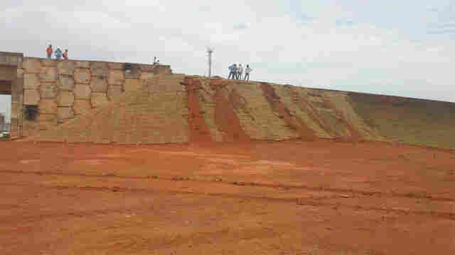 Falta de drenagem forma cratera em lateral do viaduto do Trevo do Roque