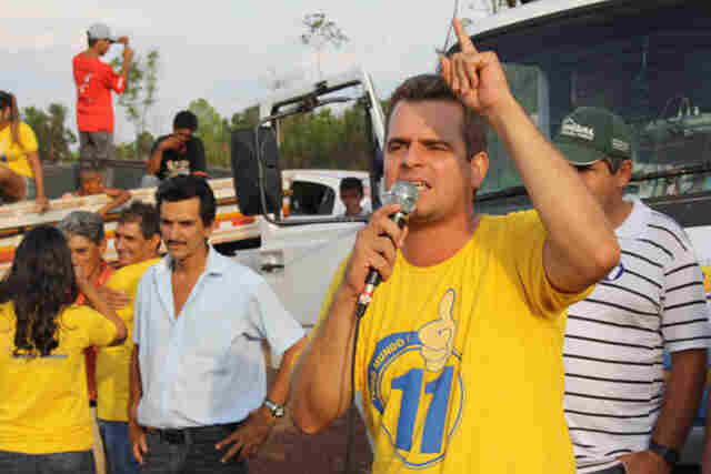 Prefeito manda invadir casas populares não concluídas e pede votos para fazer limpeza e garantir água tratada