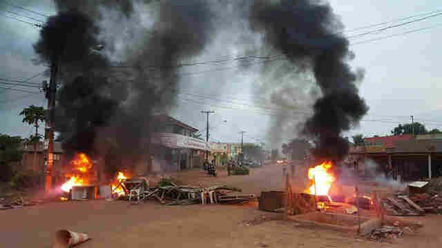 Moradores do Mariana protestam incendiando pneus por mais um dia sem energia
