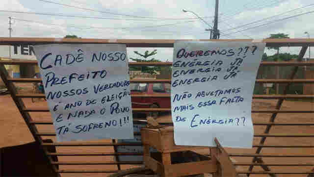 Moradores protestam por falta de energia há mais de 15 dias no Bairro Mariana