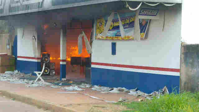 Incêndio destrói lojas Gazin em Candeias