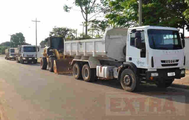 Polícia Federal apreende caminhões e carregadeira da prefeitura