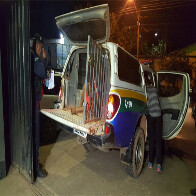 Homem flagra assalto, tenta reagir e quase é morto por adolescente armado