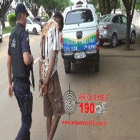 Comerciante persegue ladrão e o encontra escondido embaixo de cama