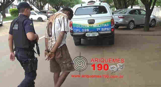 Comerciante persegue ladrão e o encontra escondido embaixo de cama