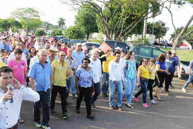Rosária faz caminhada pelas ruas de Ouro Preto com Confúcio, Maurão e Mosquini