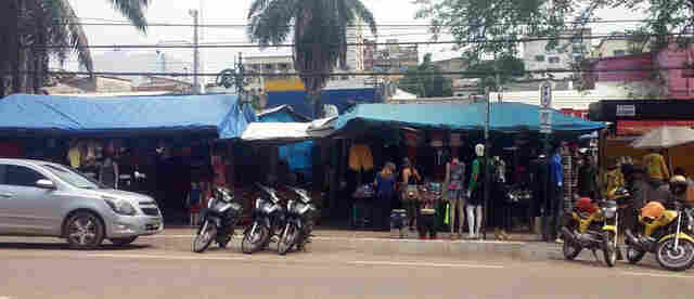 Sem local adequado, camelôs ocupam praças há mais de dois anos na capital