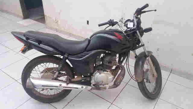 Vítima detém ladrão de moto e chama a polícia na Zona Leste