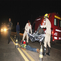 Caminhão guincho mata homem na BR-364