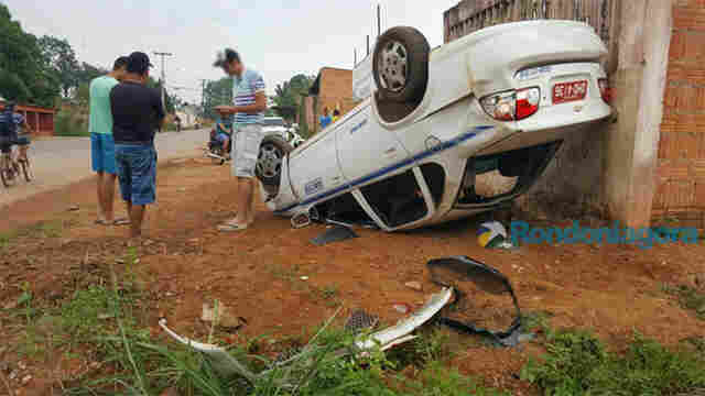 Táxi capota com 7 pessoas na periferia de Porto Velho