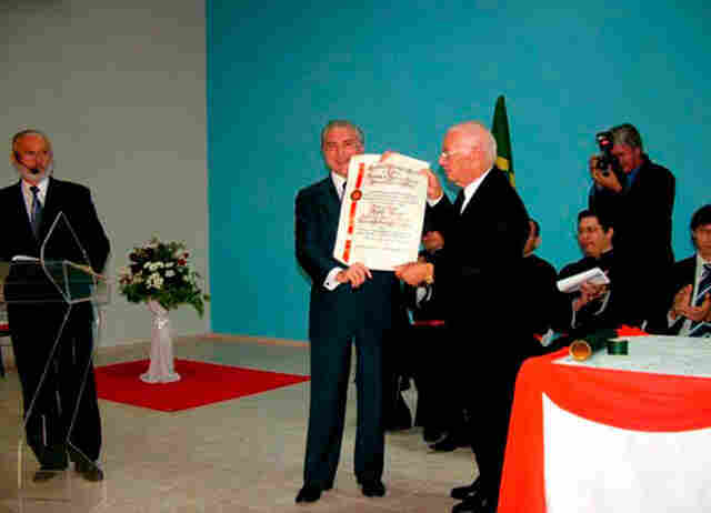 Michel Temer em Vilhena: Há 8 anos atual presidente recebia título &#34;Professor Honoris Causa&#34; da AVEC