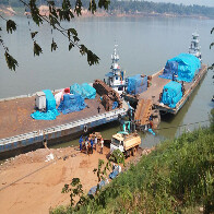 Barranco cede e empilhadeira de 40 toneladas cai no Rio Madeira