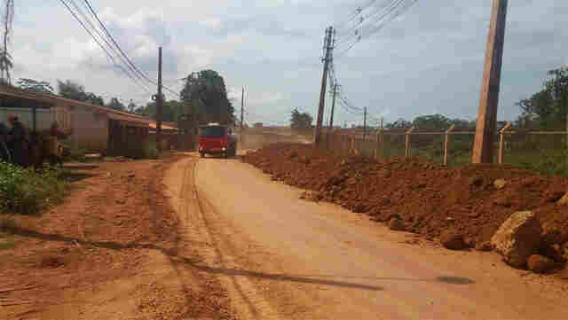 Após protesto dos moradores da Estrada do Belmont, DER inicia pavimentação asfáltica