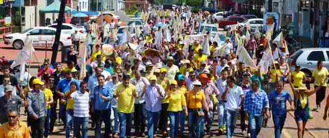 Juliana Roque e Confúcio Moura realizam grande passeata em Pimenta Bueno
