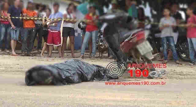 Idoso de 74 anos cai de moto durante colisão com ônibus e morre esmagado