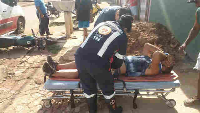 Motociclista tenta desviar de caminhonete, bate em calçada e fratura a perna