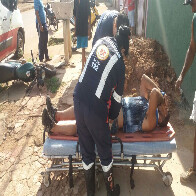 Motociclista tenta desviar de caminhonete, bate em calçada e fratura a perna